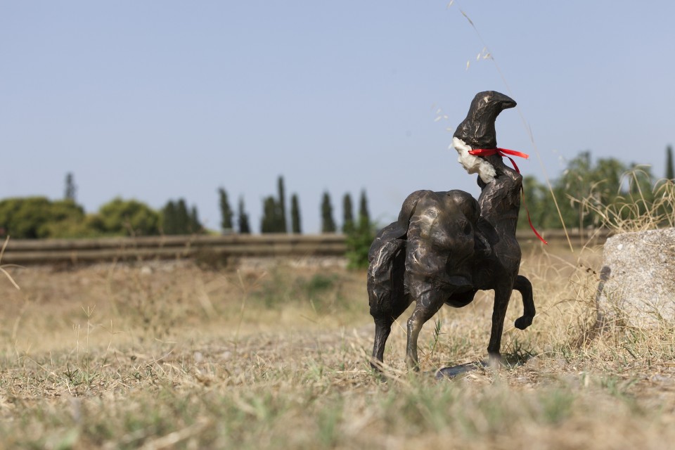 Ο πονοσυλλέκτης. 'Είναι πλάσμα  ζωόμορφο και θηλυκού γένους ,καμωμένο από μέταλλο χυτευμένο, που όμως διατηρεί αρσενικό όνομα.
