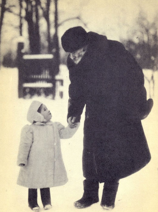 1908. Ο Λέων Τολστόι με την εγγονή του Τατιάνα.