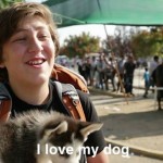 Το βίντεο με τον 17χρόνο Σύριο πρόσφυγα που έφτασε στη Λέσβο με το σκύλο του