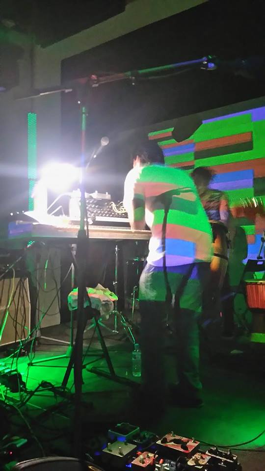 Ο Prins Obi μαζί με τους Chickn στη σκηνή. 