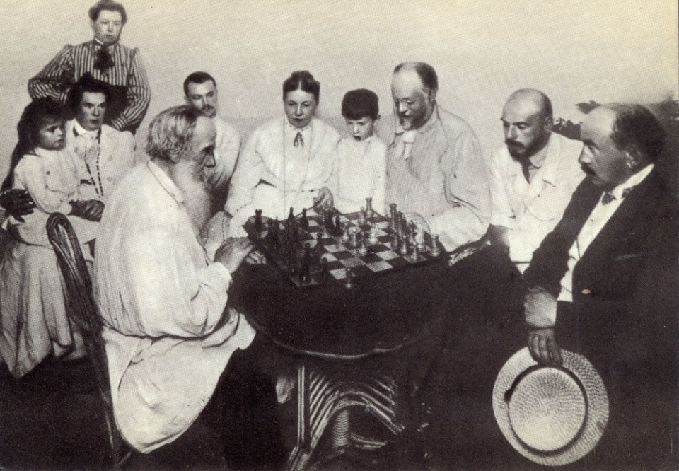 1908, Γιάσναγια Πολιάνα. Ο Λέων Τολστόι παίζει σκάκι με έναν οικογενειακό φίλο.