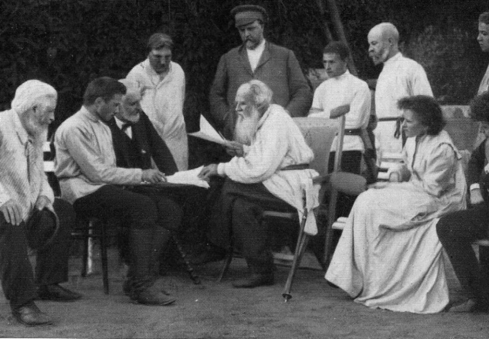 1910. Ο Λέων Τολστόι διαβάζει έργα του σε φίλους.