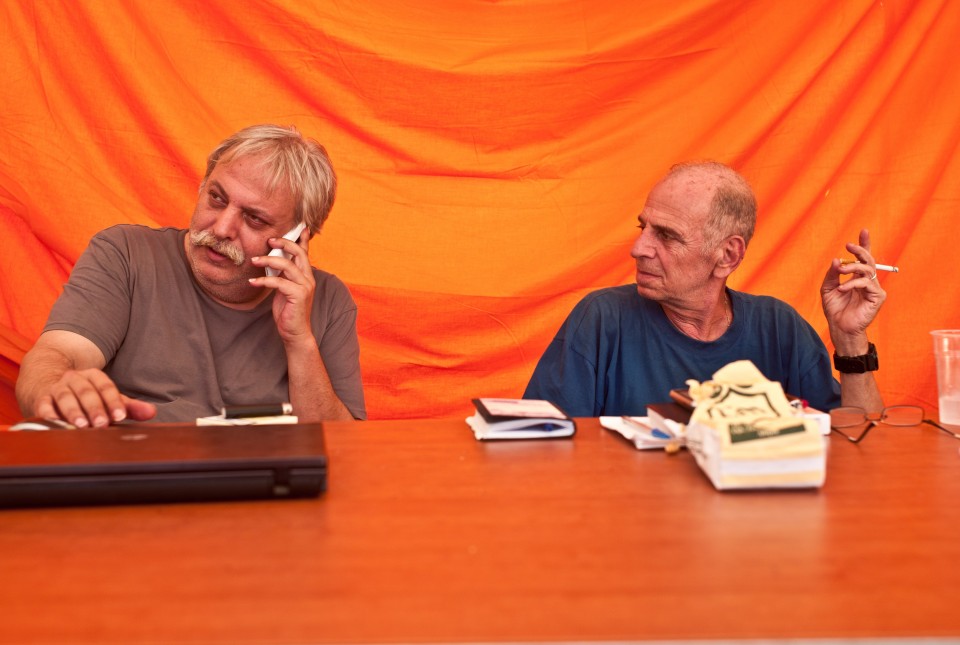 Ο Βαγέλλης και ο Θοδωρής στο περίπτερο της ΛΑΕ βαράνε 15ωρα.