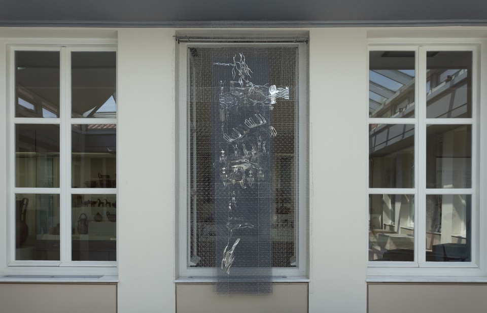 Παραστάσεις από τα ταφικά αγγεία του Κεραμεικού πετάνε σαν σύγχρονα γραφήματα στο υφαντό της υποδοχής. 