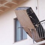 Βάρκα στο δεύτερο όροφο σπιτιού