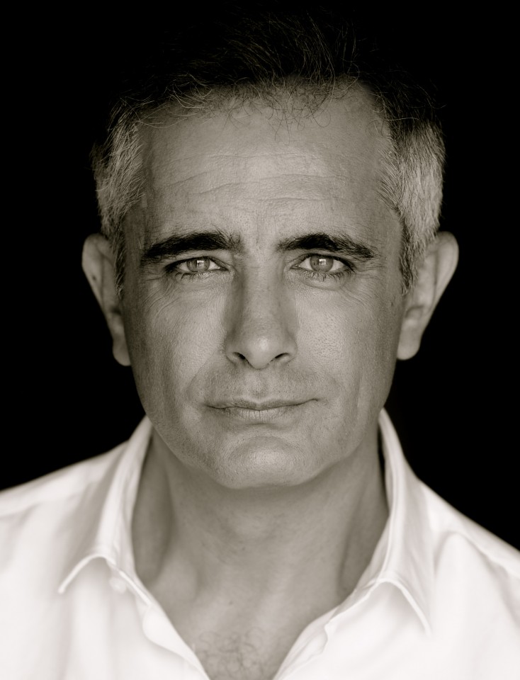 Σωκράτης Αλαφούζος / Ανάμεσα στο Μαύρο και το Άσπρο