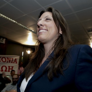 Η Ζωή αλλάζει λάστιχο και ρωτάει «Τι είπατε;»