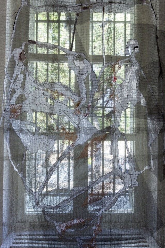 Λεπτό κέντημα από ανοξείδωτο χάλυβα, φύλλα μετάλλου, μεταξωτά νήματα και μεταλλικό ύφασμα. Όταν η σύγχρονη ύλη συναντά  τον αρχαίο κόσμο, επανενεργοποιώντας τον. 