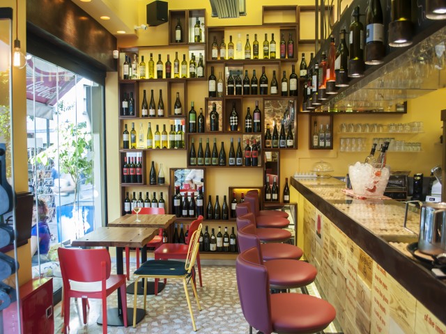 Sideways: Το νέο wine bar της πόλης σε ταξιδεύει στην Ιταλία