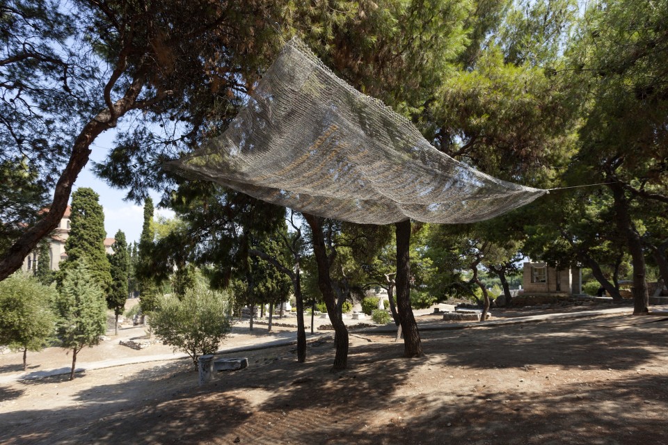 Τα ονόματα των νεκρών έχουν κεντηθεί στο υφαντό με χρυσή και κόκκινη κλωστή.