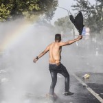 Αντλίες νερού και δακρυγόνα κατά προσφύγων στα σύνορα της Ουγγαρίας