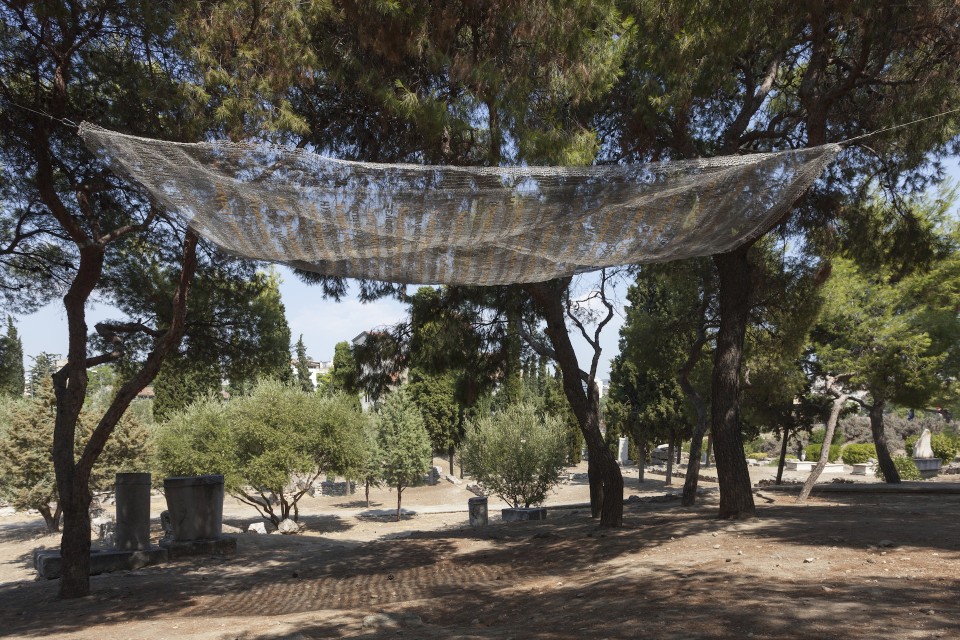 Τα ονόματα των αρχαίων θανόντων του Κεραμεικού συνυπάρχουν με ονόματα σύγχρονων νεκρών. 