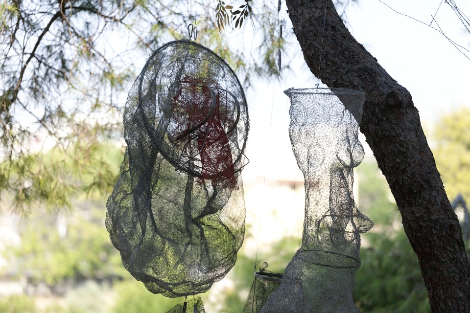 Ανοξείδωτο πλέγμα με τη φόρμα αρχαίων αγγείων.