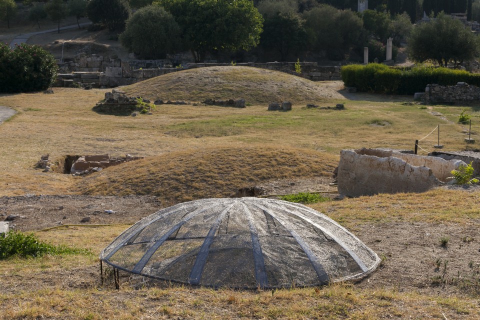 Ο διπλός μεταλλικός τύμβος βρίσκεται σε απόλυτη αντίστιξη με τον χωμάτινο του αρχαιολογικού χώρου. 