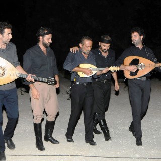 500 λέξεις για την Κρήτη που τραγουδάει και τις ρίζες του τραγικού ή Όλα είναι ένα