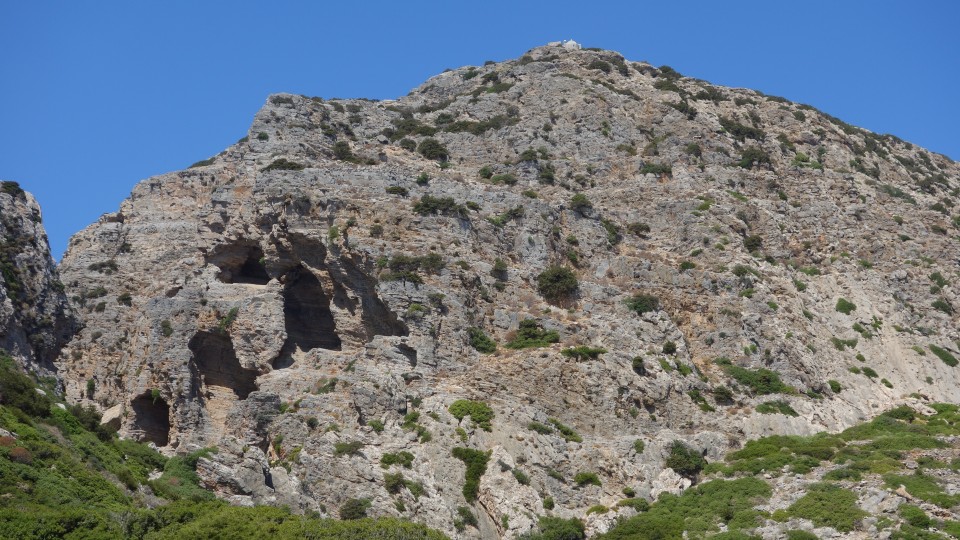 Ο βράχος στα Παλάτια με το ξωκλήσι του Αγίου Ζαχαρία στην κορφή του.