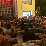 Έκλεισε η Ερμού από Ικαριώτικο γλέντι στην Καπνικαρέα