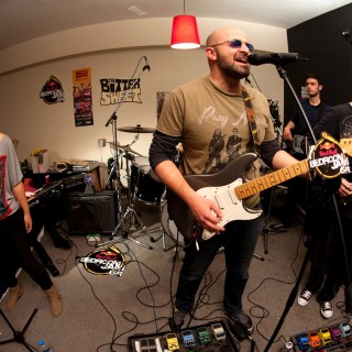 O Nικόλας Αλαβάνος των The BitterSweet πιστεύει πως οι Beatles ήταν πάντα ένα βήμα μπροστά από τους Rolling Stones (αλλά αγαπά και τους δυο εξίσου)