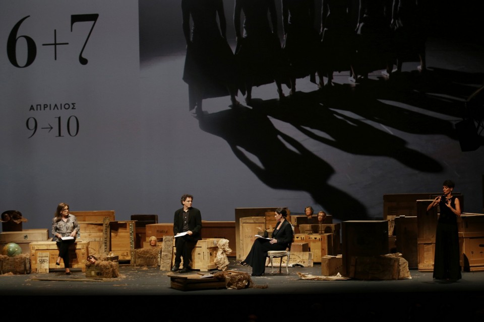 Χρήστος Καρράς στη μέση, Αφροδίτη Παναγιωτάκου δεξιά και Κάτια Αρφαρά αριστερά.  