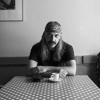 Δημήτρης Αποστολάκης: «Έρωτας και αρρώστια έχουν τα ίδια συμπτώματα. Στηθάγχη, καταρροή δακρύων, κόμπο στον λαιμό, εφίδρωση, εμπύρετη κατάσταση»