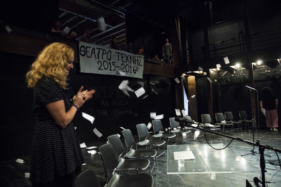 Η Μαριάννα Κάλμπαρη και  οι σπουδαστές που ρίχνουν θα φέιγ βολάν με ατάκες από θεατρικά έργα, σαν ακτιβιστές 