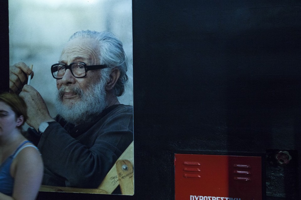 Ο Κάρολος Κουν παρακολουθεί. 