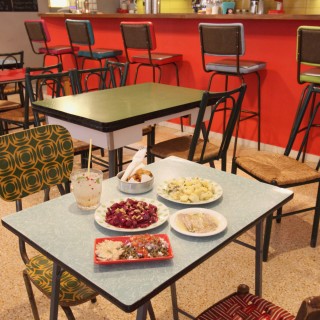 Το συνεταιριστικό τσιπουράδικο «Φορμάικα» συνδυάζει το τραπέζι της γιαγιάς σου με τσίπουρα και τζαζ μουσικές