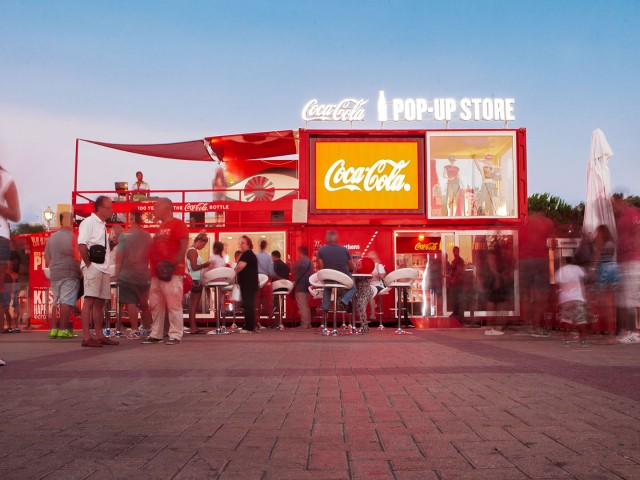 H Coca-Cola γιόρτασε τα 100 χρόνια του διάσημου μπουκαλιού της στο εντυπωσιακό Coca-Cola Pop-Up Store!