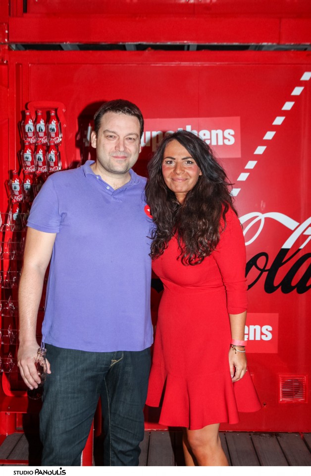 Η Ειρήνη Σταμάτη, Marketing Manager της Coca-Cola Hellas με τον Αλέξανδρο Θεoδωρίδη, ιδρυτικό μέλος της ΜΚΟ «ΜΠΟΡΟΥΜΕ».
