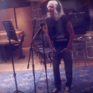 Το καινούριο κομμάτι του Νίκου Καρβέλα θα μπορούσε να λέγεται «Από την Πάνια στον Πάνα»