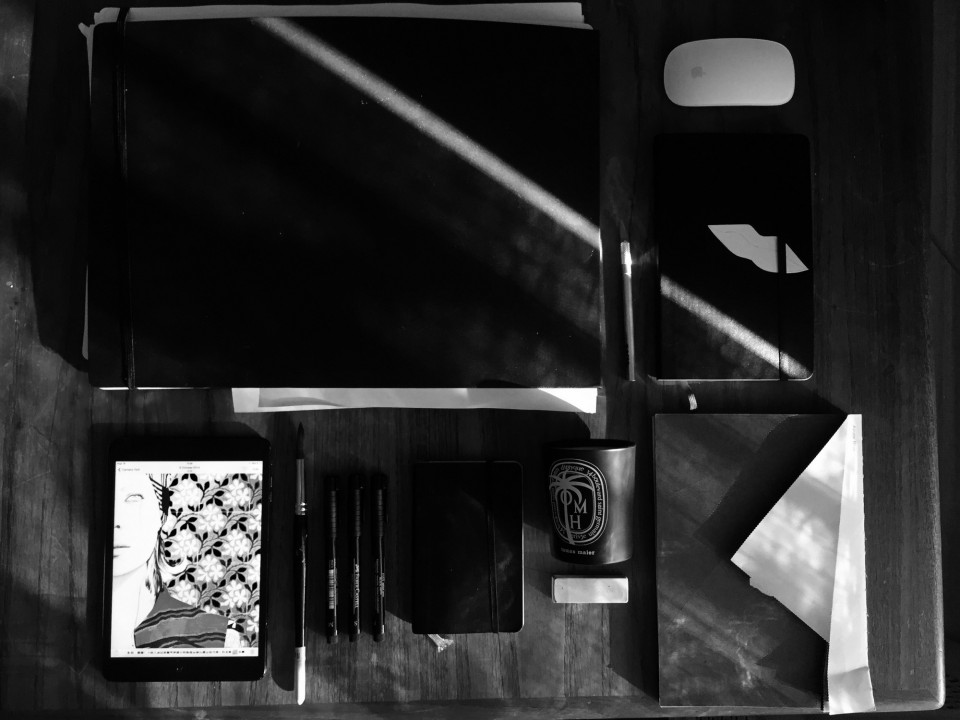 Μολύβι, παλέτα και υπολογιστής, το τρίπτυχο της δημιουργικής διαδικασίας.