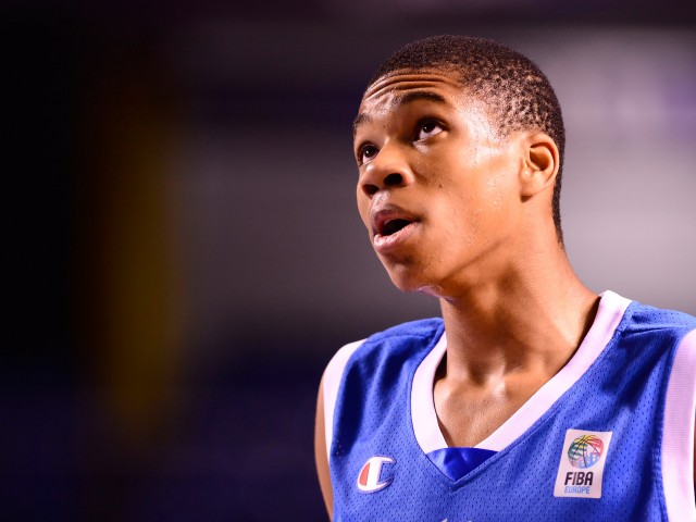 Δεν είναι πουλί, δεν είναι αεροπλάνο, είναι ο Γιάννης Αντετοκούνμπο (βίντεο)!