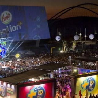 Περισσότεροι από 65.000 νέοι κατέκλυσαν το Τείχος των Εθνών στο ΟΑΚΑ για να γιορτάσουν 10 Χρόνια Θετικής Ενέργειας