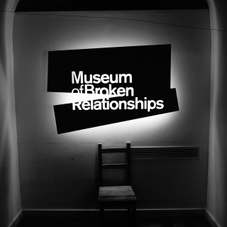 Πώς είναι μια βόλτα στο Μουσείο των Κατεστραμμένων Σχέσεων;