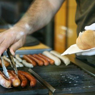 Τα καλύτερα γερμανικά λουκάνικα ψήνονται κάθε βράδυ στο Γκάζι