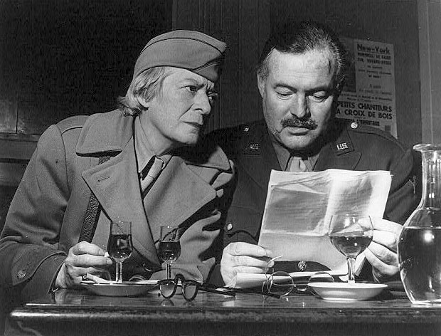 Janet Flanner και Ernest Hemingway στο καφέ "Deux Magots", Παρίσι 1942.