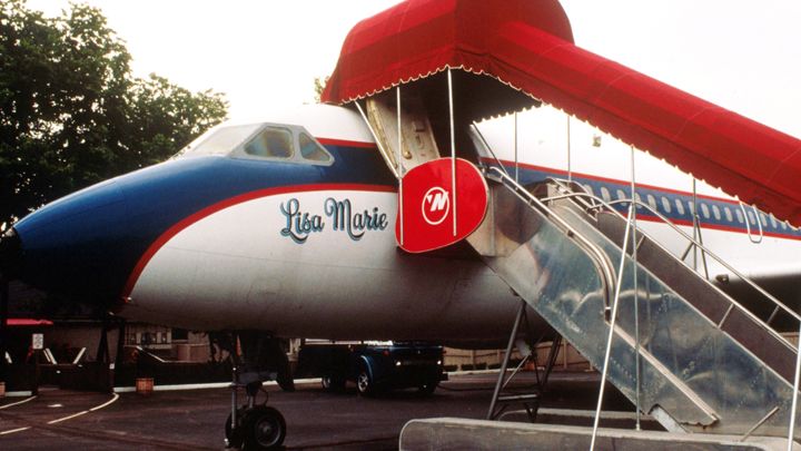 Το ιδιωτικό αεροπλάνο του Έλβις, Lisa Marie, μαζί με το Hound Dog II, εκτίθεται πλέον μόνιμα στο Graceland.