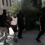 Τρία καλάσνικοφ στο σπίτι του Πετρακάκου