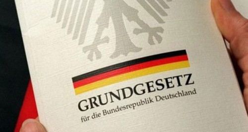 Τα 20 πρώτα άρθρα του γερμανικού Συντάγματος θα μοιράσει η γερμανική κυβέρνηση σε πρόσφυγες