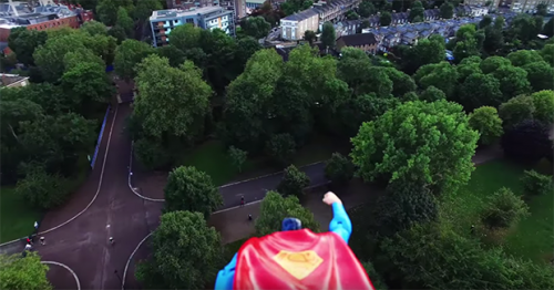 Ο Superman κάνει περιπολία στους ουρανούς με ένα drone