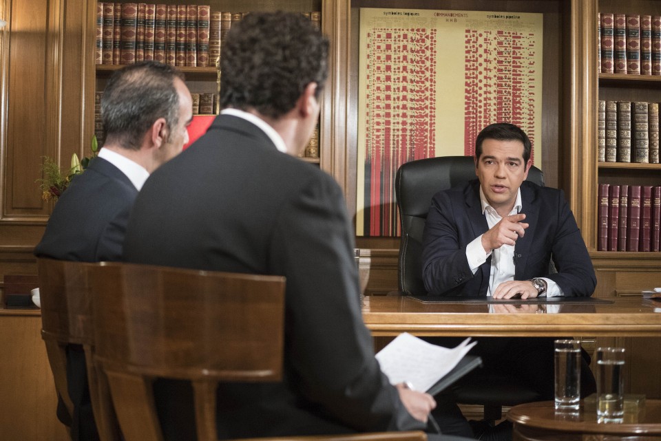 Το έργο του Κωνσταντίνου Ξενάκη «Εντολές ΗΗΒ» στο πρωθυπουργικό γραφείο. (Φωτογραφία: Andrea Bonetti / FOSPHOTOS)