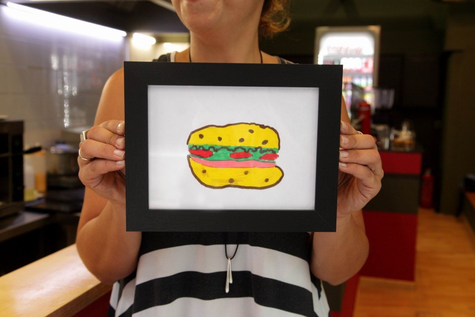 Το κάδρο ετοιμάζεται να κρεμαστεί.