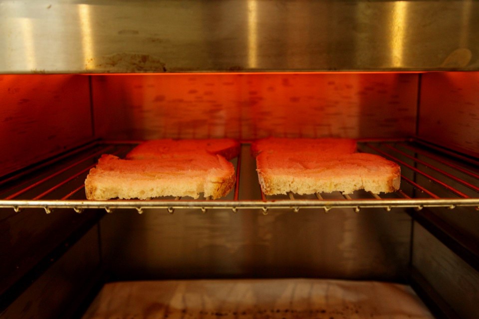 Εδώ βλέπεται το ψωμί να γκριλάρεται.