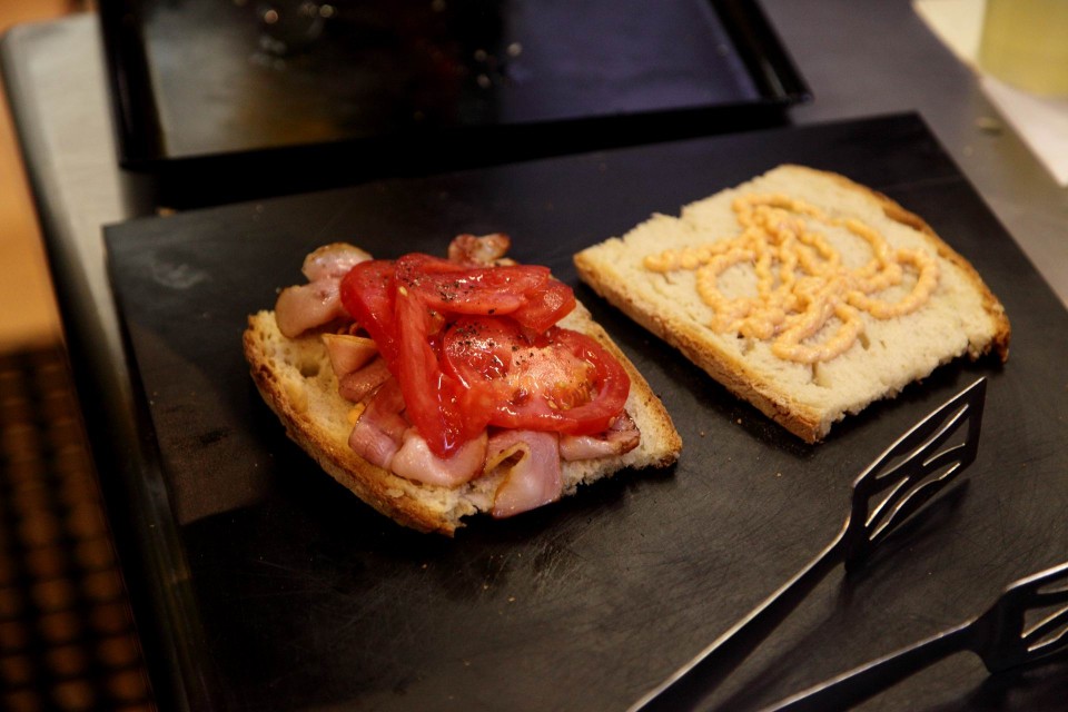 Το BLT λίγο πριν τυλιχτεί στο χαρτί.