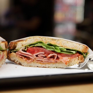 Γιατί έχεις τόσο μεγάλο στόμα; Για να τρώω τα σάντουιτς από το Big Mouth