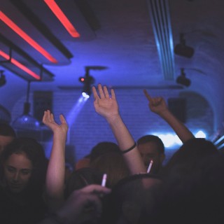 Ποιος είπε ότι χορεύουμε μόνο στο κέντρο; Πήγαμε στο opening του Piso bar.