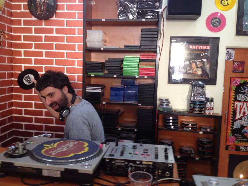 Βreakin moves στο δισκοπωλείο Ίκαρος 