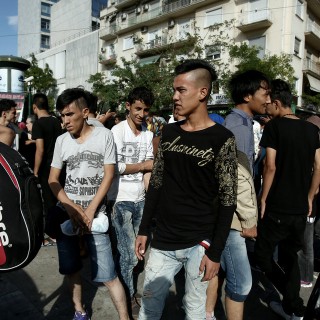 400 πρόσφυγες μεταφέρθηκαν από την πλατεία Βικτωρίας στο Γαλάτσι