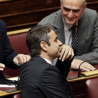 Φουντώνουν τα σενάρια που θέλουν τη ΝΔ να καταθέτει πρόταση μομφής για τη συμφωνία με την πΓΔΜ