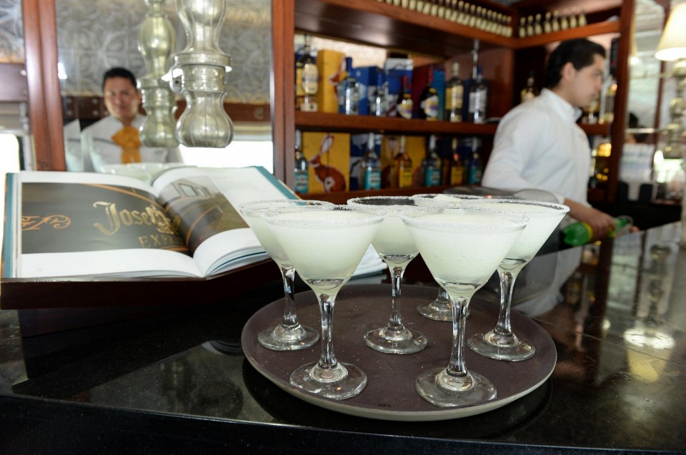 Και δωσ' του οι παγωμένες μαργαρίτες. 